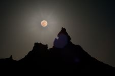 Super Moon Over Silhouetted Peak Royalty Free Stock Photos