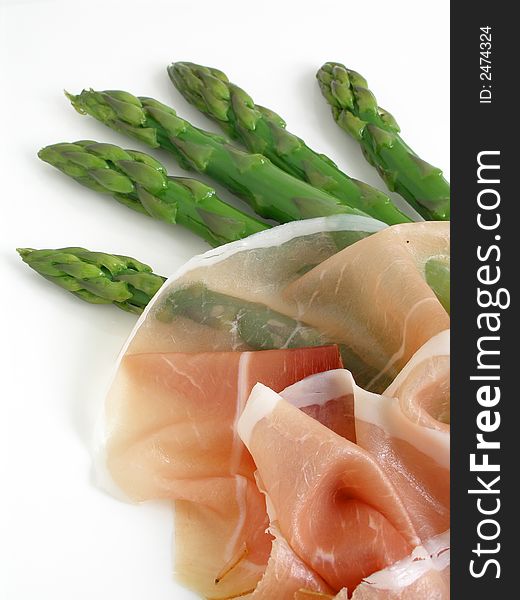 Green asparagus and prosciutto served on a platter