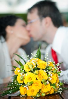 2  Newly married couple wedding bouquet fo Free Stock image