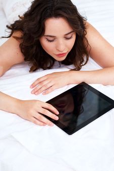Beautiful Young Woman Using Tablet Computer Royalty Free Stock Photography Beautiful Young Woman Using Tablet Computer Royalty Free Stock Photography