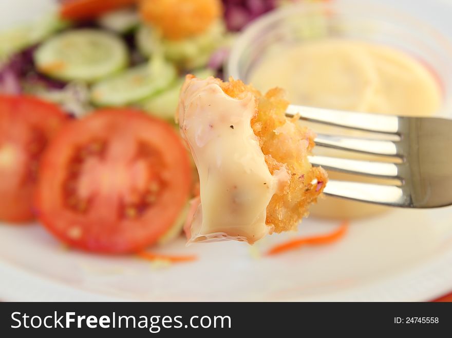 Fried shrimp salad with cream