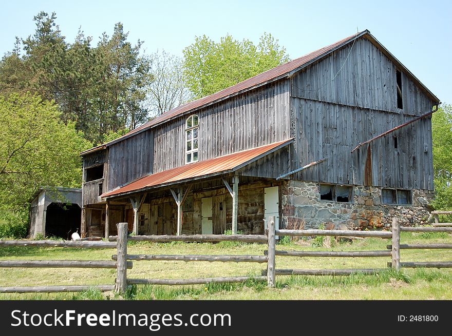 A rural scene of a country barn.