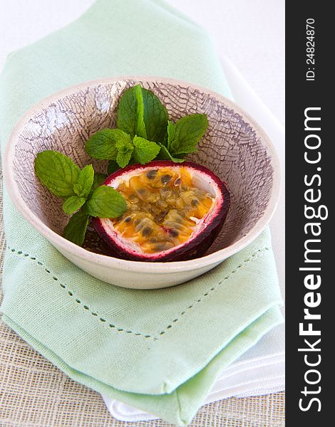 Granadilla and mint in a bowl with green napkin