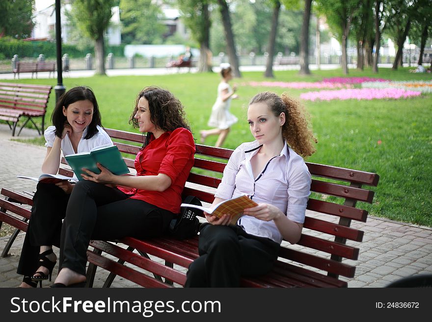 Friends taught lessons in the park. Friends taught lessons in the park