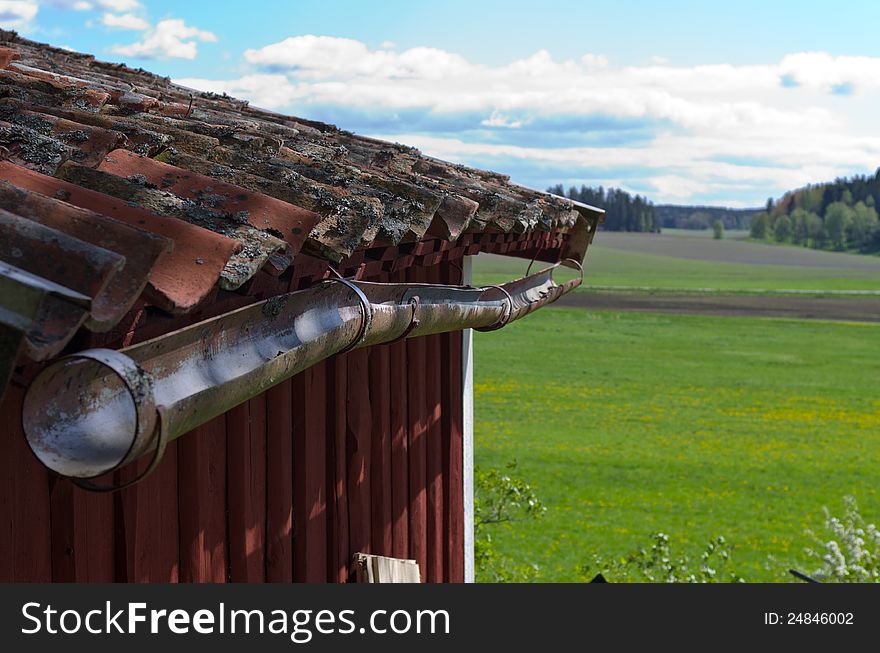 Traditionnal roof with old red tiles