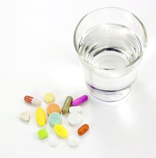 Glass Of Water And Pills Royalty Free Stock Photos Glass Of Water And Pills Royalty Free Stock Photos