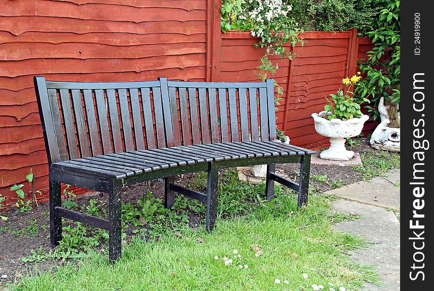 Photo of a garden bench in a quiet corner of the garden ideal for lovers!. Photo of a garden bench in a quiet corner of the garden ideal for lovers!