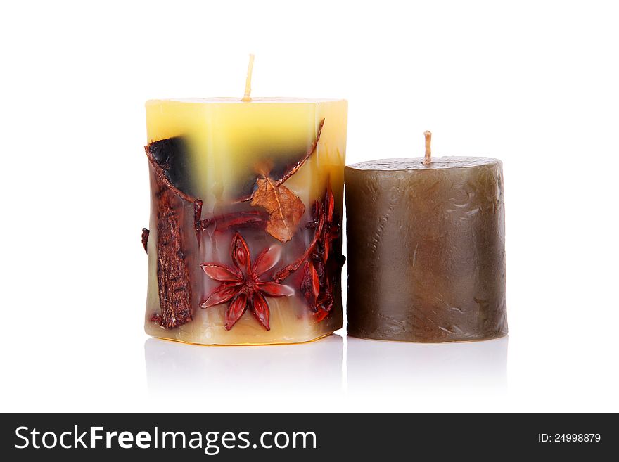 Photo depicting a candle with herbs and spices. Photo depicting a candle with herbs and spices