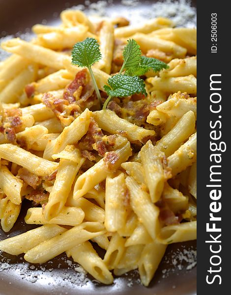 Nutritious and tasty macaroni with bitter dressing