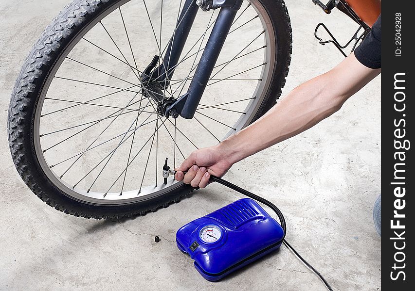 Inflate the bicycle tyre with compact air compressor