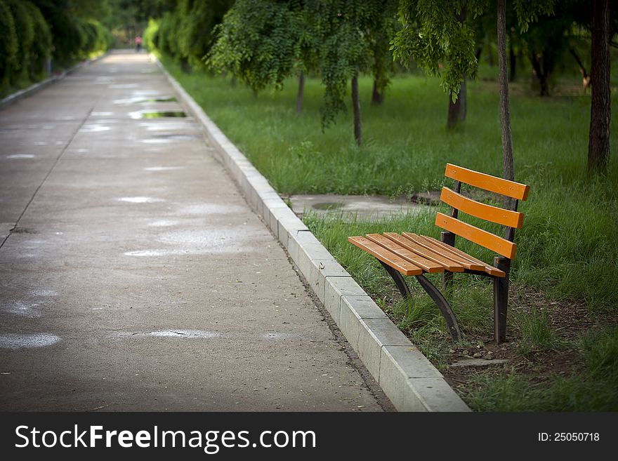 An empty bench sitting at a campus.
