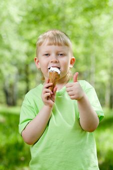 Kid Eating A Tasty Ice-cream Outdoor With Thumb Up Royalty Free Stock Photos