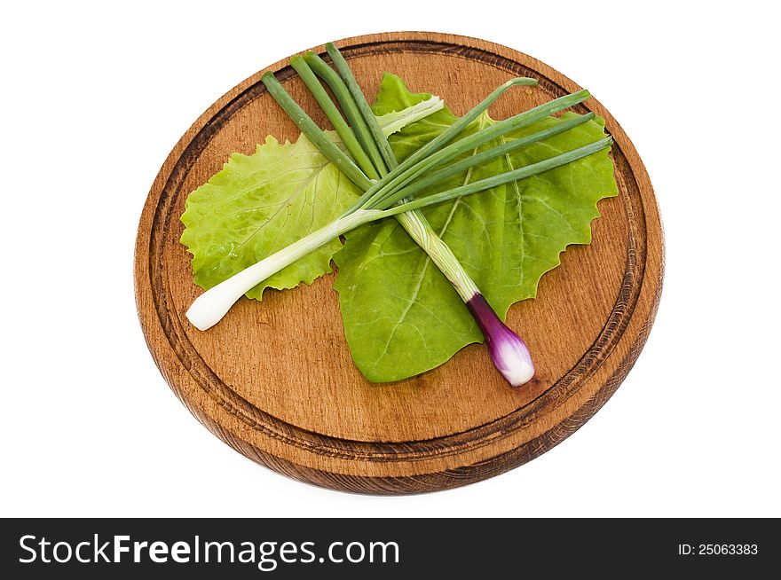 Mix lettuce, sorrel and onions on a wooden mat