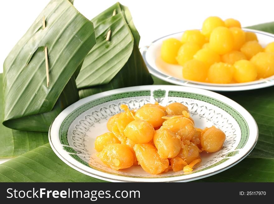 Traditional Thai dessert, thong-yod and med-kanoon in the ceramic bowl.