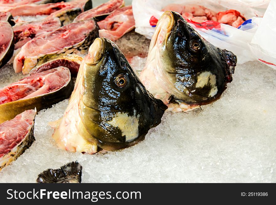 Raw fish head on the market