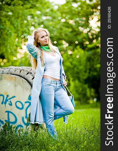 Female model in jeans clothing poses in dark background Stock Photo by  ©fxquadro 426498500