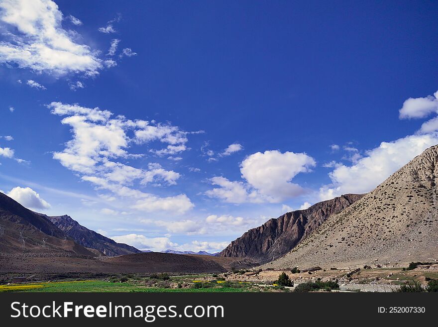 Blue sky and white clouds on the Qinghai-Tibet Plateau.