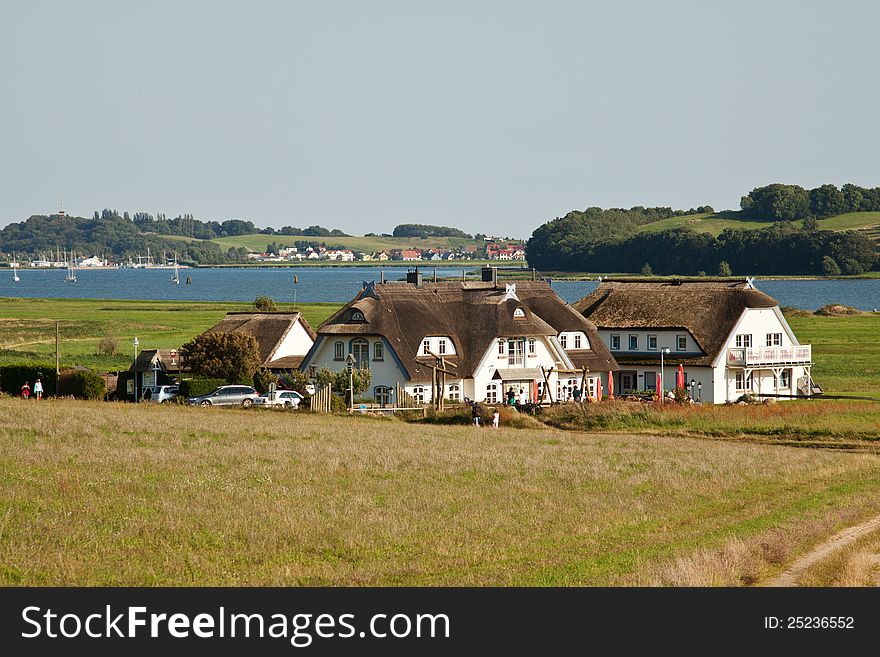 HÃ¤user in Zicker am Ufer der Ostsee. HÃ¤user in Zicker am Ufer der Ostsee