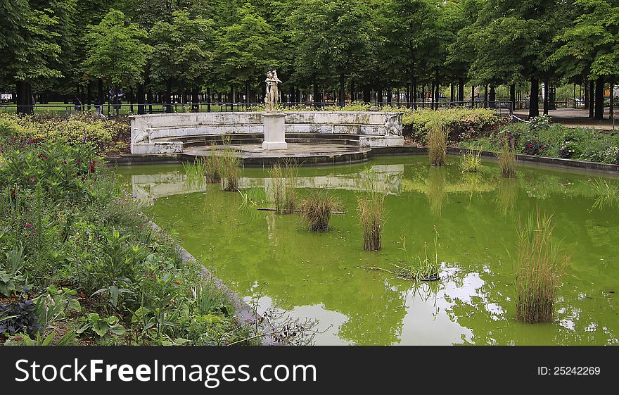 A pond with a statue in the garden of the Tuilerie