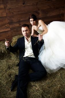 Couple In Their Wedding Clothes In Barn With Hay Stock Photography Couple In Their Wedding Clothes In Barn With Hay Stock Photography