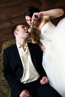 Couple In Their Wedding Clothes In Barn With Hay Stock Photography Couple In Their Wedding Clothes In Barn With Hay Stock Photography