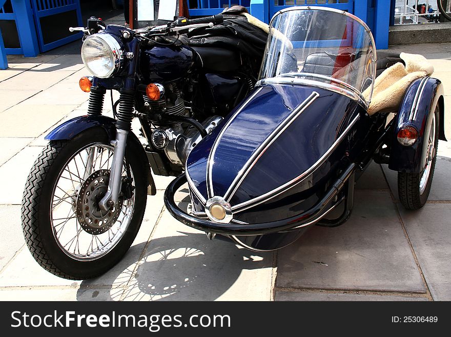 Image of a motorbike in blue with side apartment