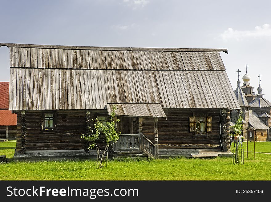 A one-storey wooden house with a porch. Russia. Suzdal.