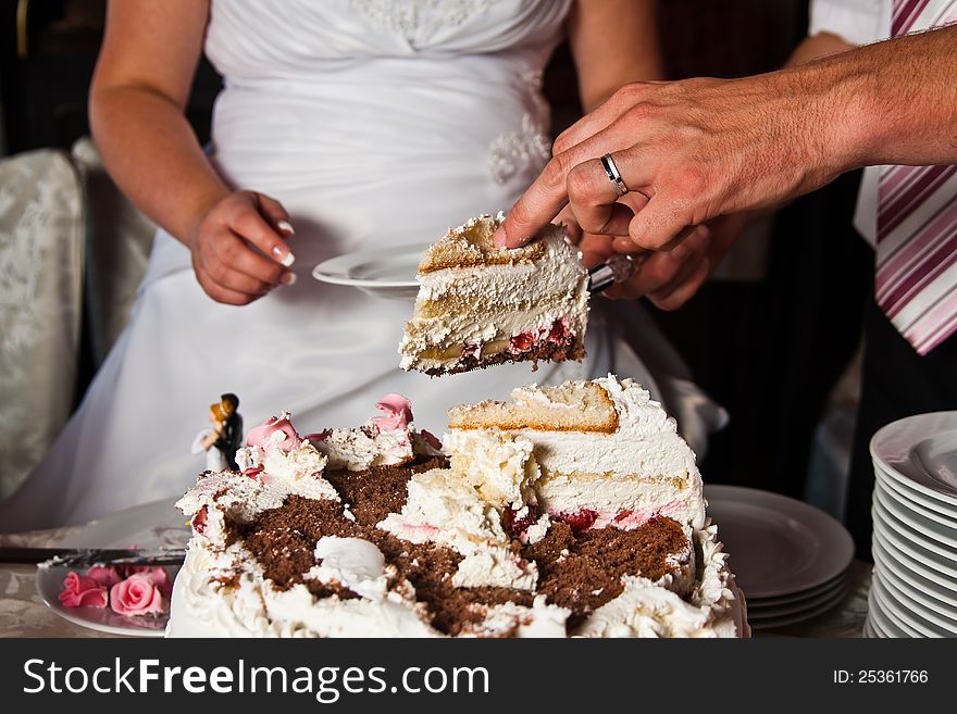 Cutting the wedding cake in the junket.