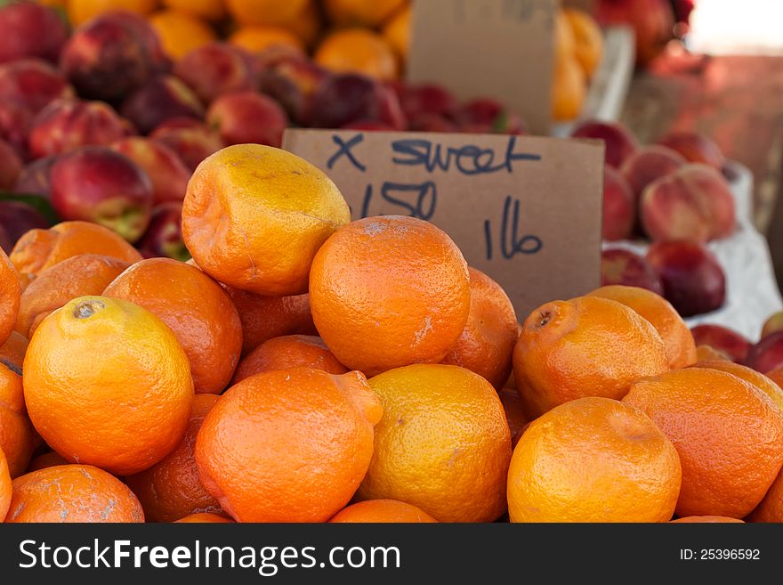 Oranges at the farmer&#x27;s market