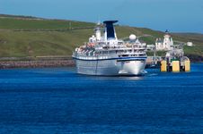 Cruise Ship Leaving Port Royalty Free Stock Photos