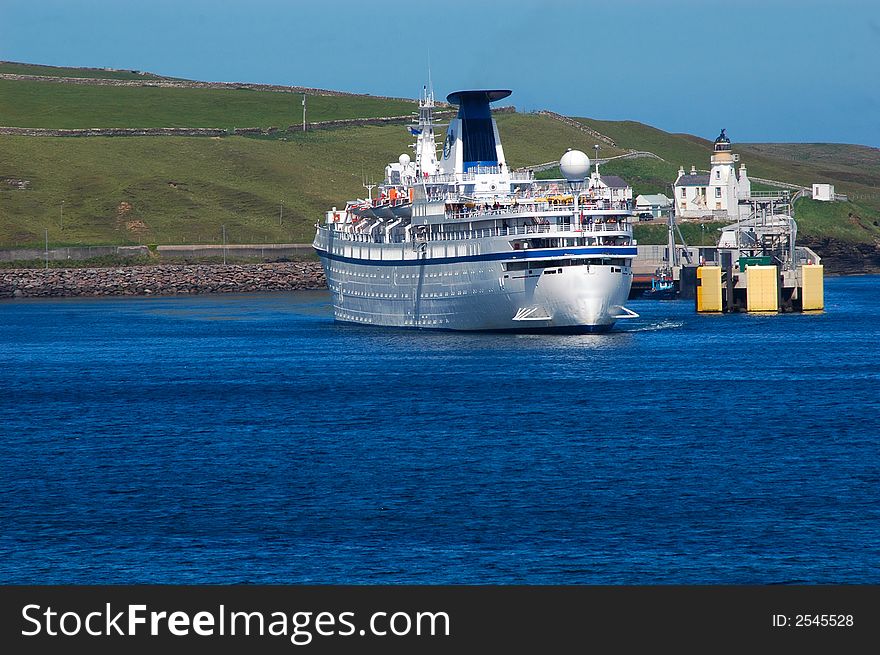 Cruise ship leaving port