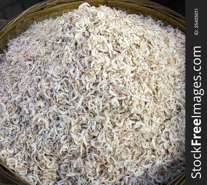 A pile of shrimps for sale at a market.