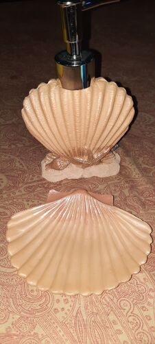 Shell Shape Bottle And Shell Shape Soap Dish Royalty Free Stock Photography