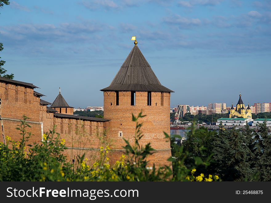 The Kremlin in Nizhny Novgorod on the background of the arrow