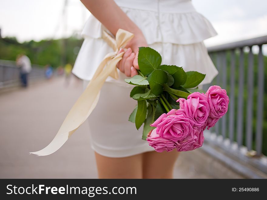 Bride hide she’s wedding flowers