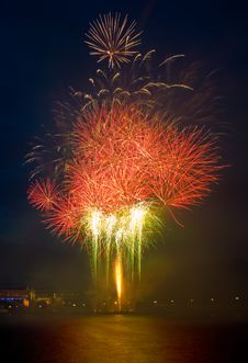 Fireworks With Reflections Royalty Free Stock Images Fireworks With Reflections Royalty Free Stock Images