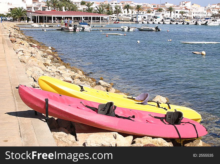 Sea canoes on the rocks of a bay