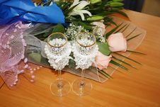 Two Beautiful Wedding Glasses And Flowers Royalty Free Stock Photography Two Beautiful Wedding Glasses And Flowers Royalty Free Stock Photography