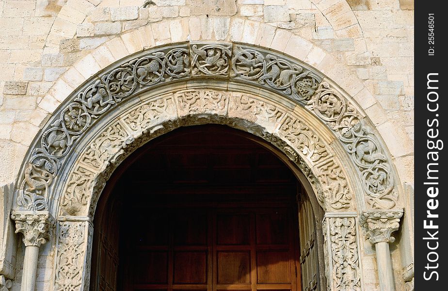 The cathedral of Trani is the construction of the most prestigious city in Puglia. Portal window of the main facade of the Cathedral of Trani (BA). The cathedral of Trani is the construction of the most prestigious city in Puglia. Portal window of the main facade of the Cathedral of Trani (BA)