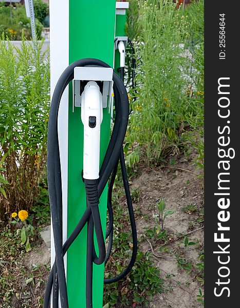 Equipment for charging electric vehicle. Equipment for charging electric vehicle