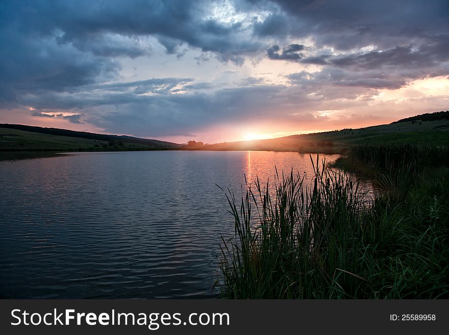 Sunset on the lake, the beautiful clouds.