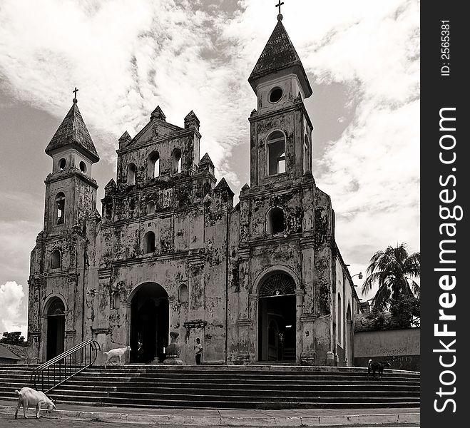 Black and white image of san fransisco church granada