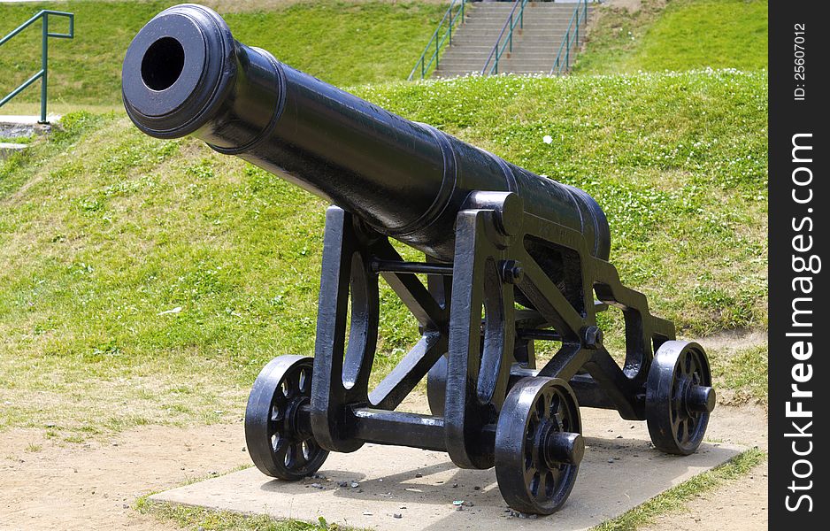 An old canon found along the belvedere near the chateau frontenac. An old canon found along the belvedere near the chateau frontenac