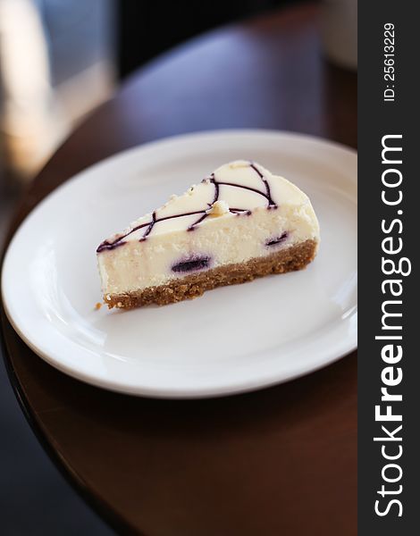 A pice of vanilla cheesecake on a plate