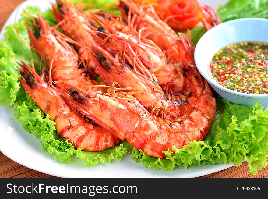 Fresh grilled shrimps with chili sauce