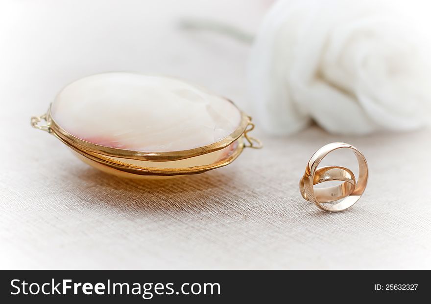 Wedding rings and jewelry box in form of a shell