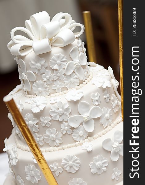 A White Wedding Cake
