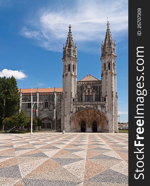 Square in front of Jeronimos monastery