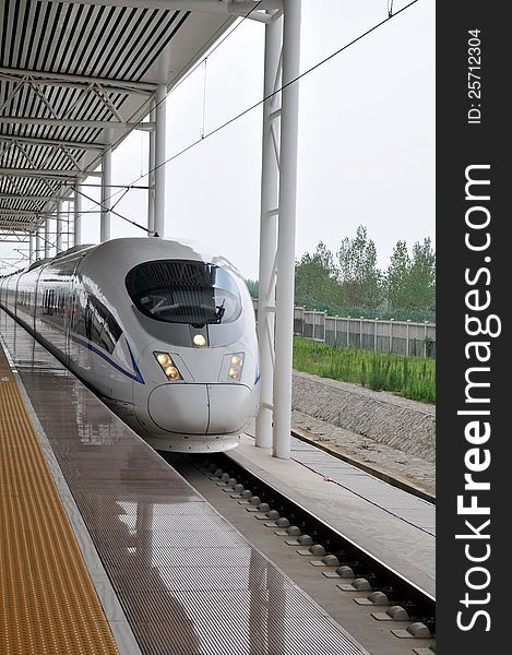 High-Speed Train is comingï¼Œwhich taken in Jinan Railway Station