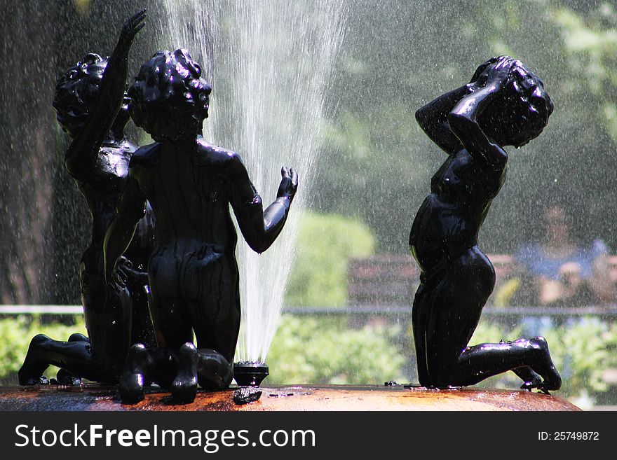 Picture of an artistic fountain with bronze figures in the park